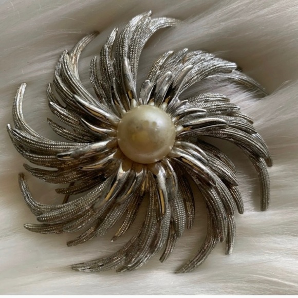 large Vintage Sarah Coventry pinwheel brooch - Picture 1 of 5